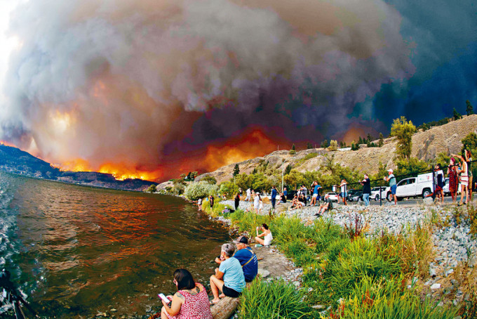 卑诗省居民在与基洛纳市一河之隔的西基洛纳市观望山火。