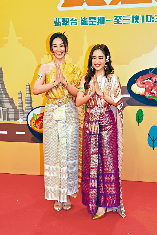 高Ling（左）、彭慧中齊以傳統泰服亮相。
