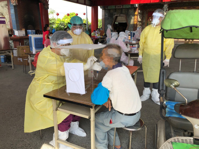 彰化县最先出现水果销售商聚餐感染群组，共计112人染疫。网上图片