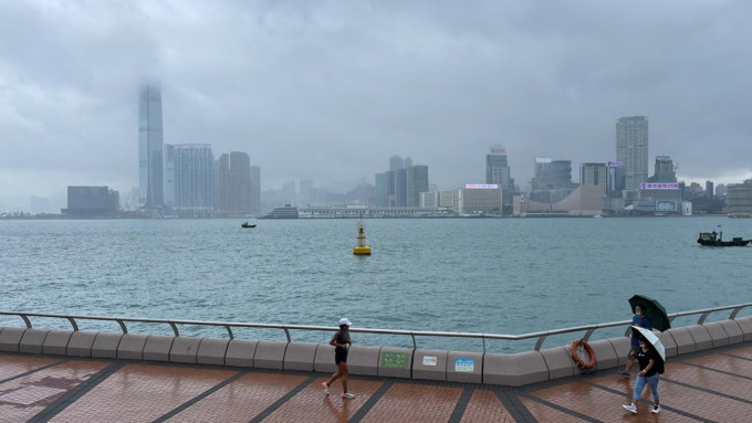 今日大致多雲，有幾陣驟雨。