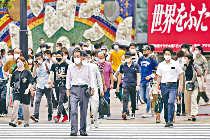 ■东京市民昨天戴着口罩上街。