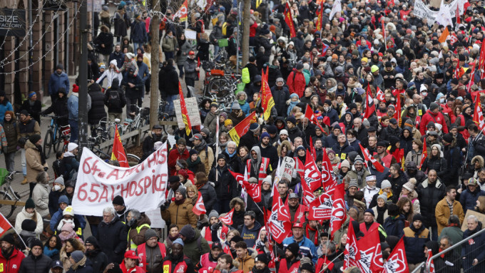 法國逾200萬人上街反退休改革。 AP