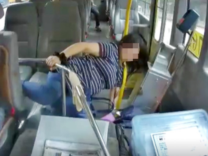 女乘客在小巴轉彎時意外向滑出座位，頭部撼向錢箱。網民莫振雄影片截圖