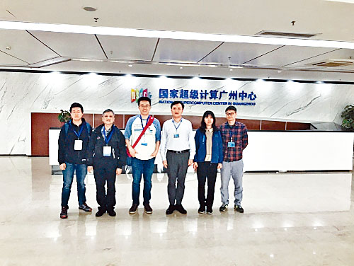 孟子楊（左三）稱，研究為未來開拓新材料鋪路。圖為早前訪問國家超級計算廣州中心。