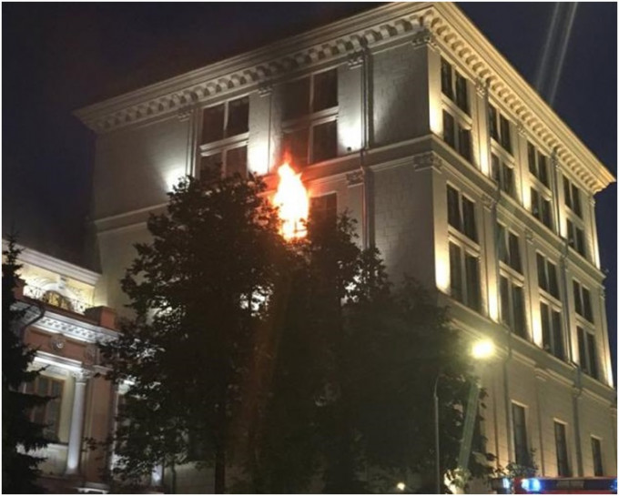 大楼其中一个窗口冒出火光和浓烟。网图