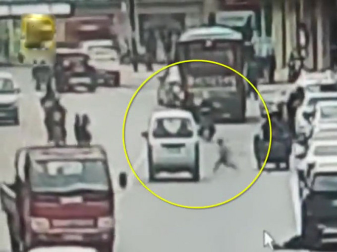 浙江省金華義烏市一名男童飛奔過馬路被撞， 家人沒看顧好小孩，卻要司機負全責。（網圖）