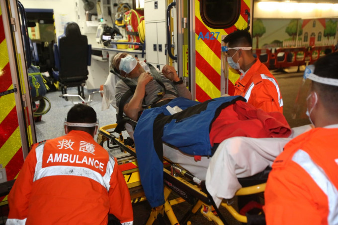 男子由救护车送到伊利沙伯医院治理。