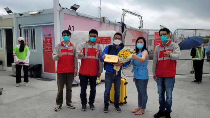 林琳联同国泰航空送赠物资予新田社区隔离设施。