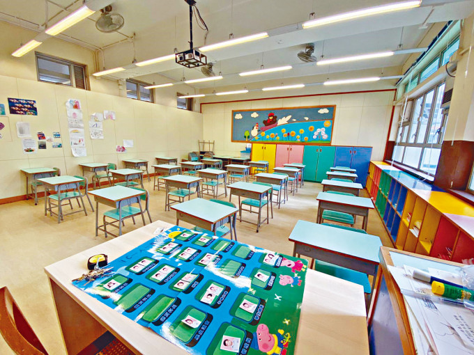 启基学校（港岛）尽用课室空间，座位距离仅约六十厘米，校长郑惠琪称，教师会加强看顾学生，保持社交距离。