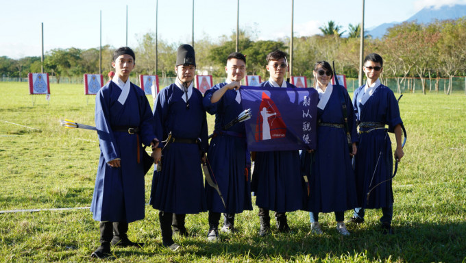  中华传统弓队伍谢卓殷(左起)、刘德淳、吴家乐、岑宗睿、蔡咏宜及李嘉耀12月前往台湾交流。
