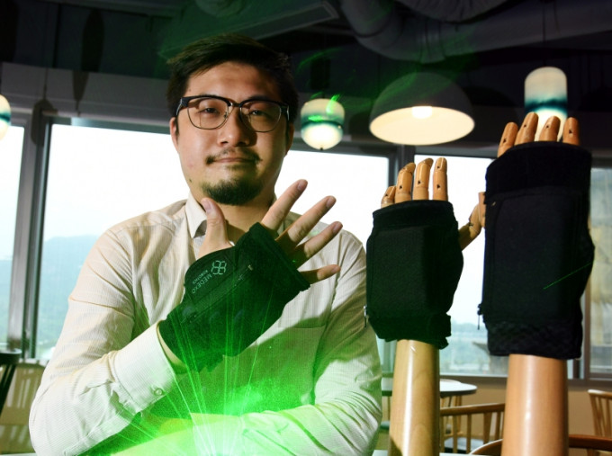 机械科技发明家禤彦勋，专于研发防震手套及助行器。