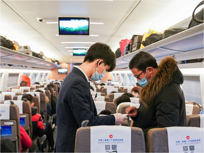 元旦假日的铁路旅客人数高达215万人。新华社图片