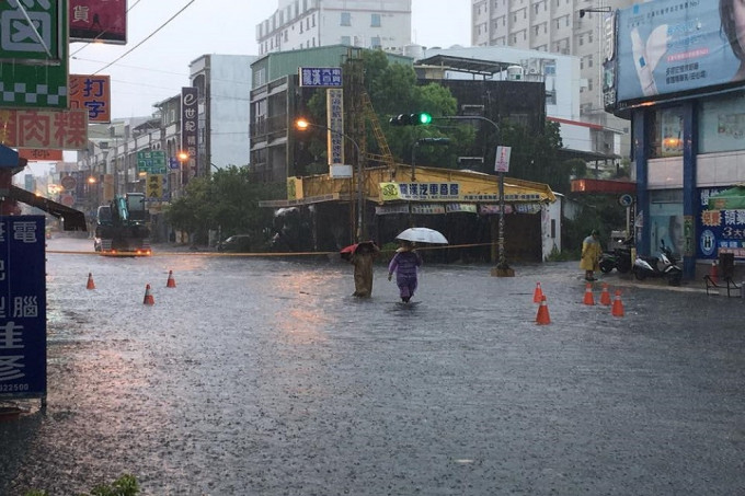气象局向屏东县发出「淹水一级警戒」。facebook图片