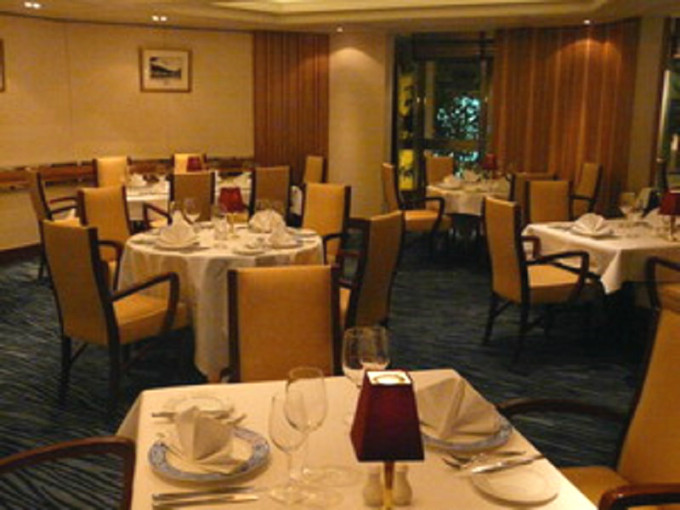 香港仔游艇会餐厅Four Peaks Restaurant。网上图片