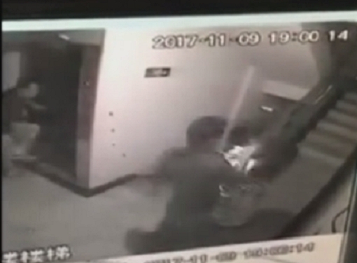 深圳一名女子遭丈夫家暴，整個過程被閉路電視拍下。 網上圖片