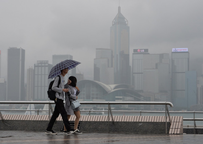 预料一股偏东气流会在随后一两日为广东沿岸带来几阵骤雨。资料图片