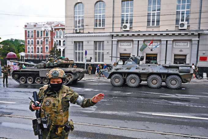 瓦格納集團的軍車，部署在俄南部「頓河畔羅斯托夫」市軍事總部附近的街道。