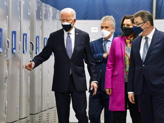 美国总统拜登（左）视察辉瑞药厂，辉瑞行政总裁布拉（右）亲自接待。AP图片