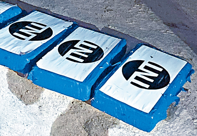 一批写有「TNT」字样的小型包裹昨午离奇出现在赤柱舂坎角泳滩。