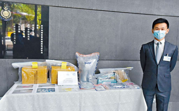 ■周子轩总督察展示行动中检获逾千万元K仔毒品。