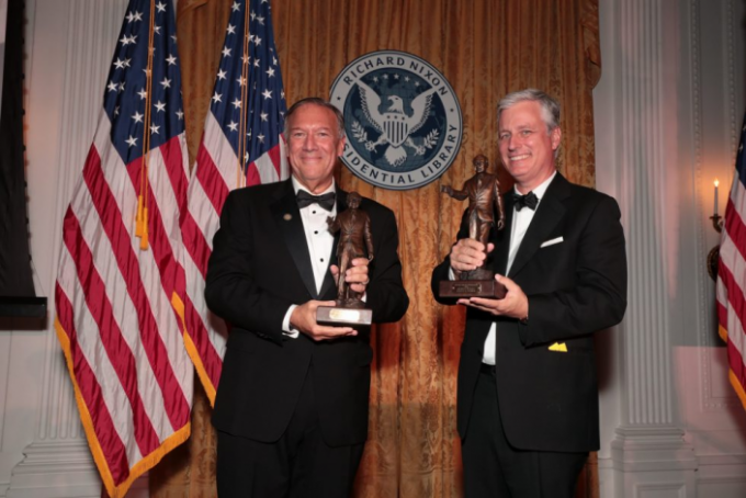 蓬佩奥（左）和奥布莱恩获颁「和平缔造者奖」。网上图片