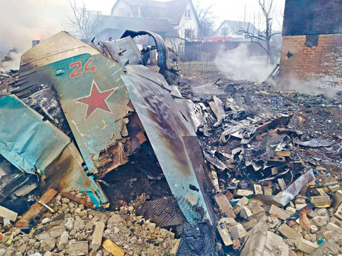 俄軍戰機被擊毀，殘骸遺留在烏克蘭北部切爾尼戈夫的住宅區。