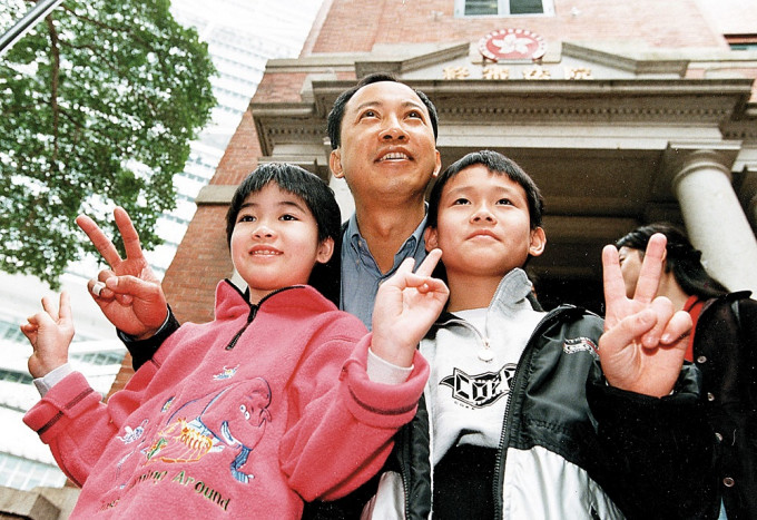 1999年-终审法院裁定港人内地所生子女拥有居港权，一直协助他们的何喜华在法院外展示胜利手势。