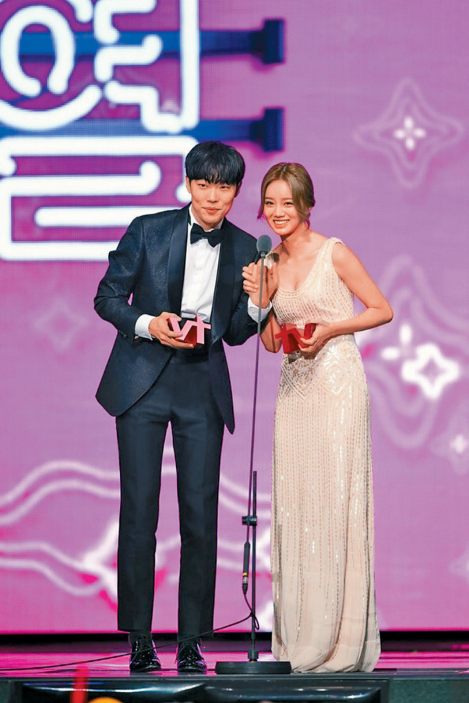 柳俊烈和惠利於2017年曾以情侶姿態任頒獎嘉賓。