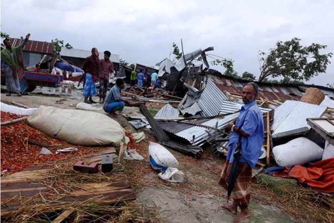 印度遭近年來最強熱帶氣旋「法尼」侵襲，在東岸奧里薩邦至少有12人死亡。  網上圖片