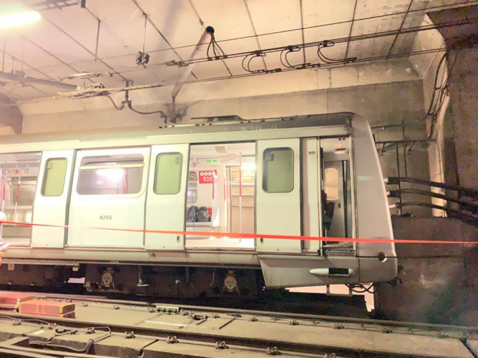 去年一列荃湾綫列车撞到轨道尽头的石屎趸。 资料图片