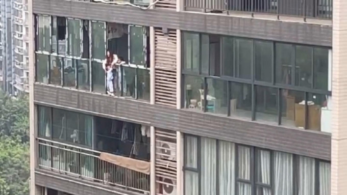 网传一女子将小童从高楼扔下。