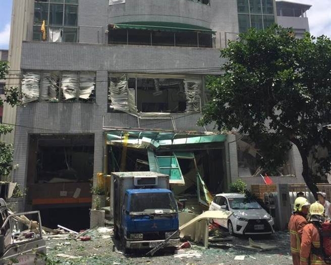 大厦玻璃都被震碎。爆料公社/Vin huang