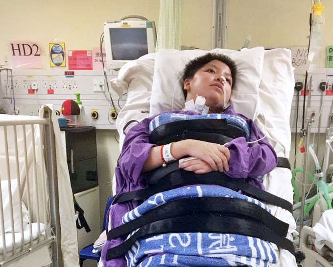 16歲少女在聯合醫院接受手術後中風，家屬批評院方昨日的報告是推卸責任。家屬提供