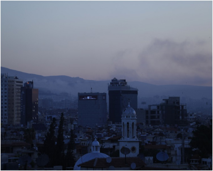 叙利亚多处冒出浓烟。 AP