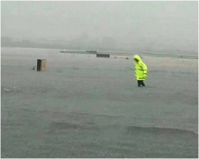 機場停機坪變澤國。