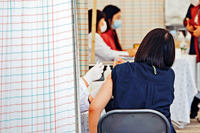 首爾一所醫院的醫護人員，周三為市民接種流感疫苗。