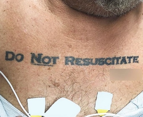 男子胸口刺有「拒絕緊急救治」字樣。