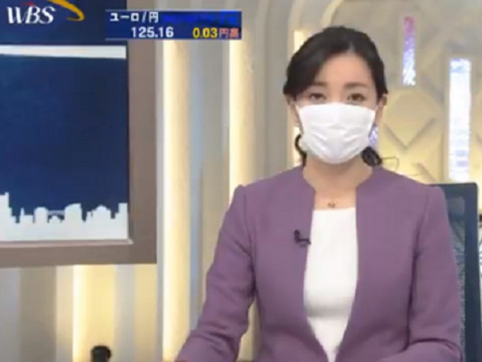 东京电视台的主播由上月18日起开始戴上口罩进行新闻报道。网图