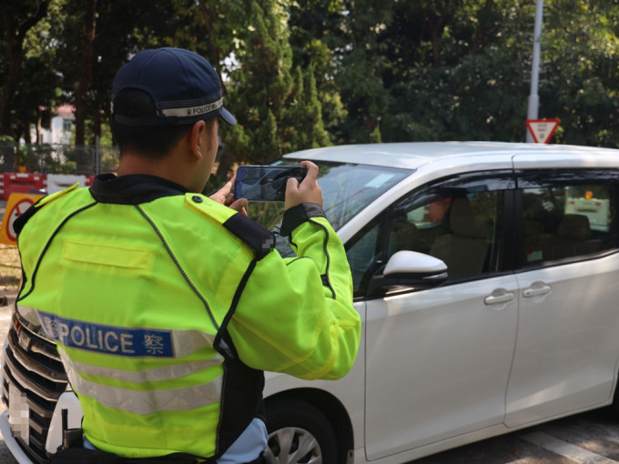警員於現場拍攝相片，以記錄違例情況作為取證之用。