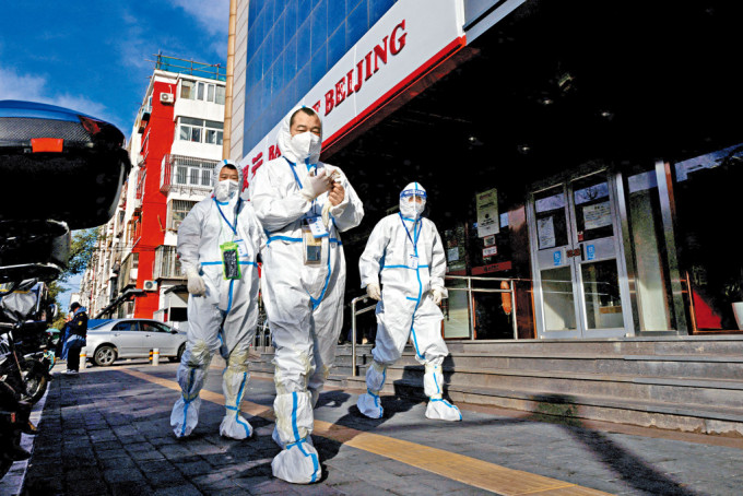 北京疫情持续升温，防疫人员在街头巡逻。