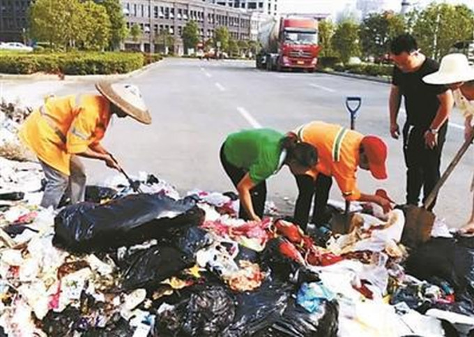 湖南女子食蟹遗失价值3万多元婚戒，清洁工翻8吨垃圾助找回。（网图）