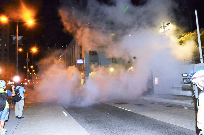 深水埗警署外警方20枚催淚彈驅散催淚彈。