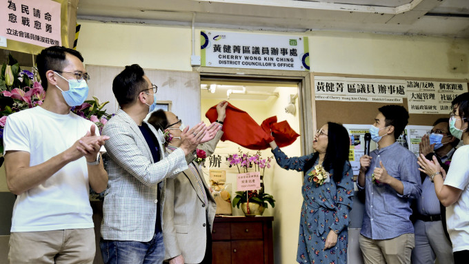 宣布加入公民党的中西区区议员黄健菁(右四)西环邨办事处开幕。