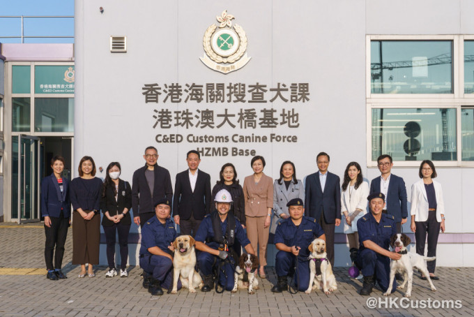 立法会保安事务委员会昨日参观位于港珠澳大桥口岸的海关搜查犬课基地。海关FB图片