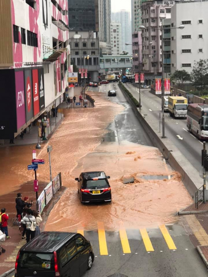 大量黃泥水湧到馬路及行人。 香港突發事故報料區FB/網民Ida Lee‎圖