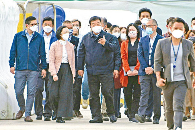 内地专家小组组长梁万年教授（左三），昨在邓炳强（左）及陈肇始（左二）陪同下视察青衣社区隔离设施。