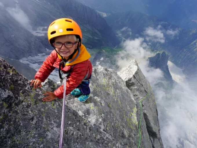 英國一名3歲男童在職業登山家的父親帶領下，攀爬10853英尺的高山，(網圖)