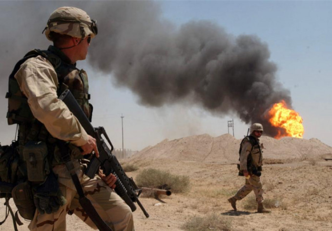 2003年美军在伊拉克南部作战。由于美国入侵，伊拉克这个穆斯林国家2.4万人被杀，最后找不到一件美国声称伊拉克拥有的「大杀伤力武器」。