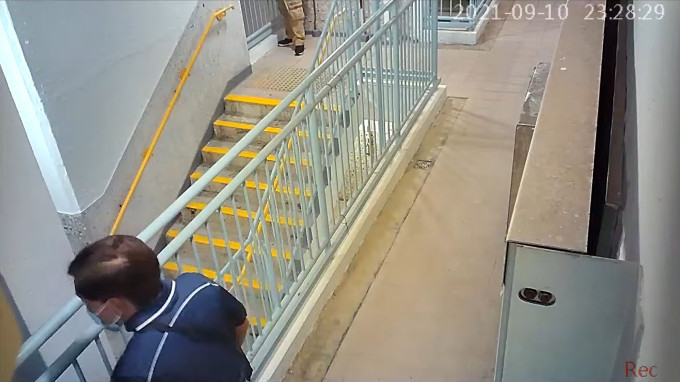 2名男子在走廊徘徊。网民Ray Wong片段截图
