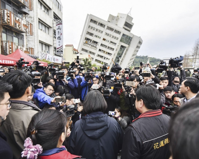 地震导致4处建物倒塌、4人死、243人受伤、85人失联，共计223人救出。AP